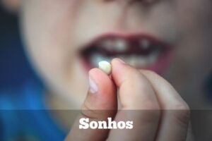 Leia mais sobre o artigo Sonhar com Dente Caindo: Descubra os Significados