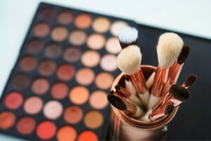 Leia mais sobre o artigo Combinações de Cores de Maquiagem Ideais para Vestidos Terracota