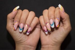 Leia mais sobre o artigo Adesivos de Gel para Unhas: Vantagens e Desvantagens em Relação a Outros Métodos